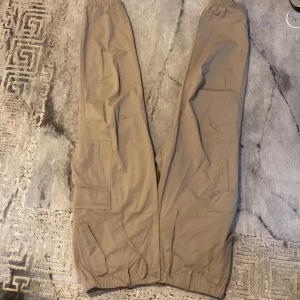 Beige cargos regular fit storken M från hm - Beige regular fit storlek M från hm, sitter jätte bra, i stabilt skick och knappt använt.