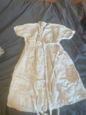 Hej jag säljer den här klänningen från zara, är i fint skick,om du vill köpa så skriv till mig.