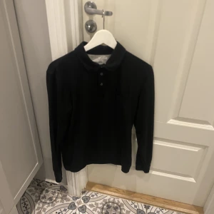 Långärmad piké  - Tjena, nu säljer jag min feta långärmade piké från dressman. Tröjan har även en ficka som en snygg detalj. Skicket på tröjan är 8/10. Tröjan är i storlek S. Vid minsta fundering så får du gärna höra av dig till mig/ mvh Hugo😀