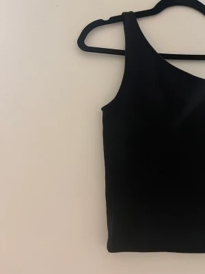 Linne  - Fint linne/topp ifrån Gina tricot🙌🏼använd flertal gånger men kommer inte till användning längre.