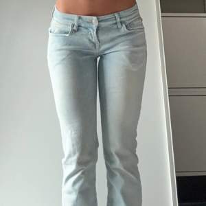 Säljer mina ljusblåa LTB jeans i storlek 26x36💕Jag är 170cm lång och de är långa på mig, brukar ha 36 i midjan på jeans och de här passar mig helt perfekt i storlek. Om du har fler frågor hör gärna av dig !💕