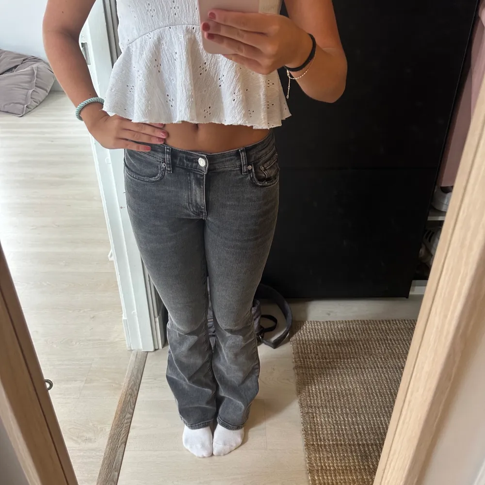 Säljer dessa fina jeans då dom inte längre kommer till användning! De är väldigt sparsamt använda☺️ Nypris 500kr, men säljer dem för 200kr💕 Köparen står för frakten och betalning sker via Swish💕 . Jeans & Byxor.