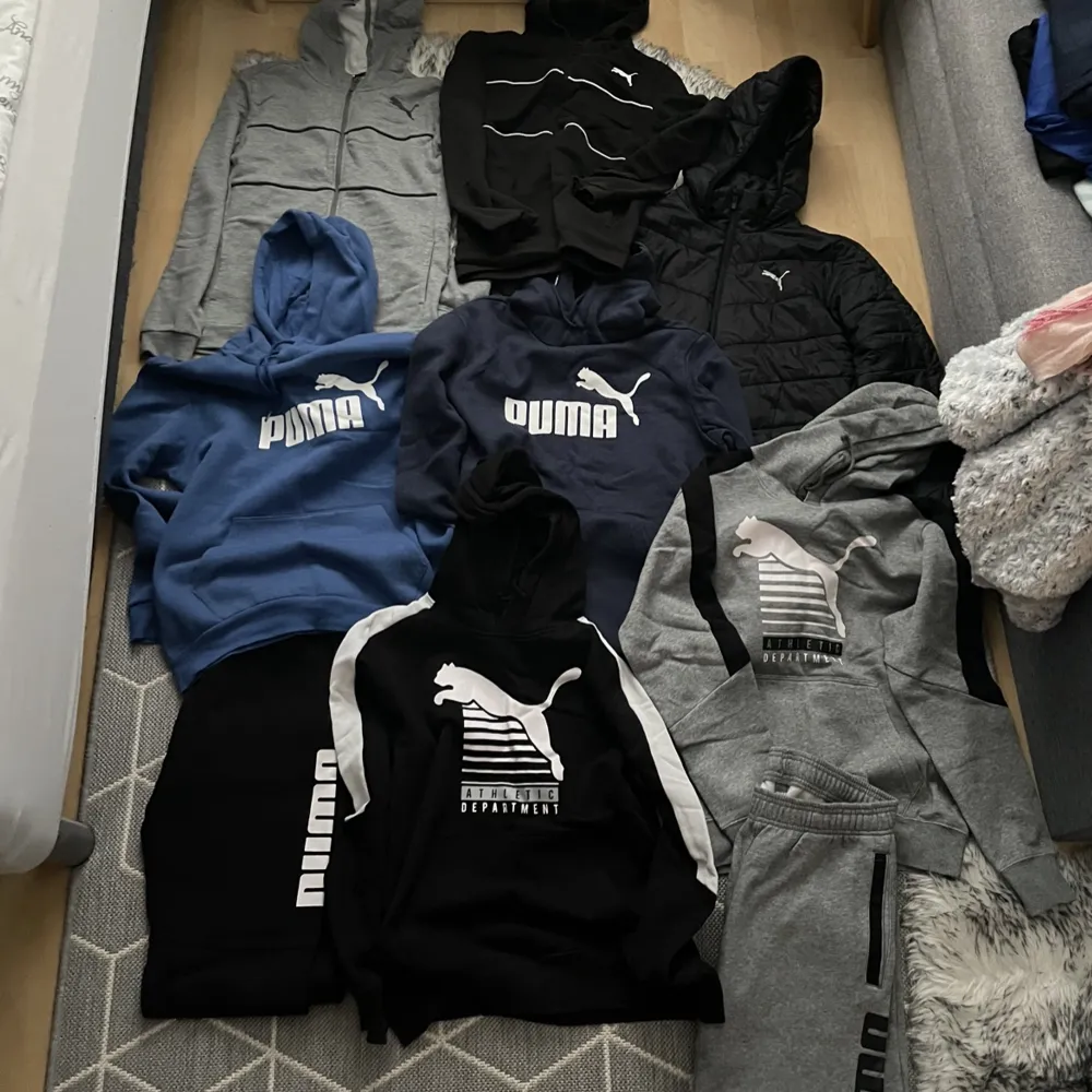 Alla hoodies är i storlek s/m passar båda storlekarna och de de koftorna i hörnet och jackan är i S. Hoodies.