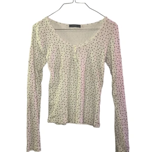 Vit tröja - En fin aldrig använd farfarströja, lite girl next door-känsla… Från Brandy Melville i LA men superfint lite tjockare material💓💓 Väldigt Y2K och gullig… men framför allt mjuk! Älskar denna!🦋