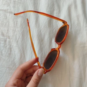 Orange solglasögon - Snygga solglasögon med orange båge! Sparsamt använda, fint skick.  Pris går att diskutera vid snabb affär. 