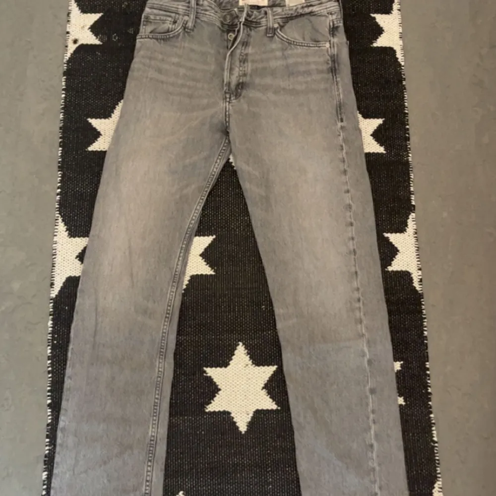 Ett par fina Jack n Jones jeans i utmärkt skick. Loose/chris storlek 29/32. Riktigt bekväma och passar till allt. Köpa för 599, mitt pris 229.. Jeans & Byxor.