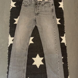 Jack n Jones jeans - Ett par fina Jack n Jones jeans i utmärkt skick. Loose/chris storlek 29/32. Riktigt bekväma och passar till allt. Köpa för 599, mitt pris 229.