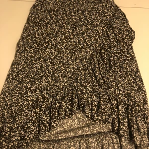 Kjol  - Säljer min blommiga kjol där av att den inte kommer till användning. Inga skador. Storlek 146/152. Pris går att diskutera.