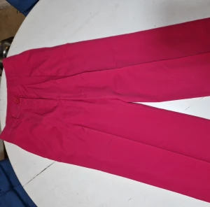 Kostymbyxor  - Knallrosa kostymbyxa, helt oanvända. 