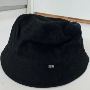 Fiskehatt  - Svart fiksehatt från H&M. Nästa ny.💙