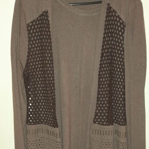 T-shirt & kofta - Två-delars outfit, tröja och kofta set, kan användas enskilt och båds tillsammans. Helt ny, väldigt bra skick. Mått 48