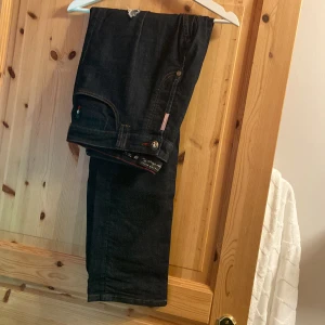 Phillip plein jeans  - Philipp Plein jeans i bra skick, de är i storlek 36. Lådan till jeansen finns kvar och fås med. 