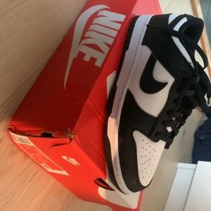 Nike dunk low Panda - Säljer dessa pandor köpte för retail men eftersom dem hade en skadad låda säljer jag dem för lite under retail