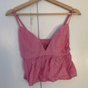 Toppar - Säljer denna rosa gulliga toppen✨💕Har även sytt i den så den skulle passa bättre✨