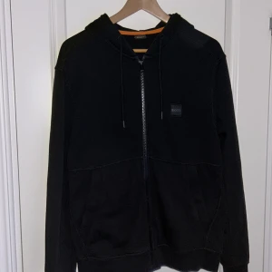 Hugo Boss zip hoodie - Hugo boss zip hoodie i riktigt bra skicka, 10/10 skulle jag säga, köpt för 1600 kr på hugoboss.com, bara använd ett fåtal gånger