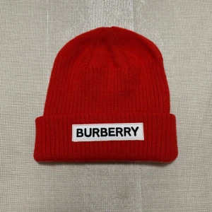Burberry Beanie ✨❤️‍🔥 - Säljer min beanie från Burberry! Äkta, köpt på NK för något år sedan. Nyskick - inga defekter 🌟Skit snygg till kommande hösten/vintern!  Säljer då den inte kmr till användning 🥰 Nypris ca 3 000  Mitt pris 2 499. Skriv för fler frågor eller bilder! ❤️