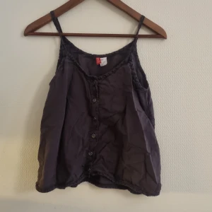 Mörk brun linne från H&M.  - Mörk brun linne från H&M i storlek 36. Är i bra skick. 