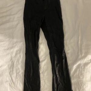 Svarta skinnbyxor - Använd några gånger men fortfarande i bra skick, både snygga t vardags och fest.