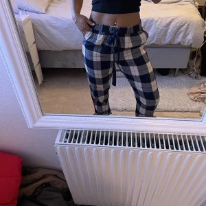 Pyjamasbyxor - Fina pyjamasbyxor från hunkemöller, super sköna, i bra skick, inga defekter☺️