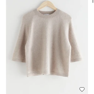 & Other Stories tröja - Super fin tröja ifrån & Other Stories. Säljer då jag har för många tröjor! Fint skick, hör av er för frågor och bilder💗
