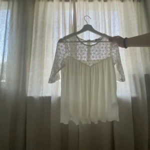 Söt topp - Säljer denna super söta toppen som inte kommer till användning. Lappen i nacken har lossnat på ena sidan annars fint skick. Köparen står för frakten😇😇