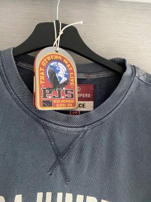 En tröja som har blivit förliten mellan åren och dags att sälja nu, relativ bra skick
