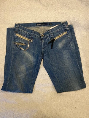 Miss sixty jeans  - Lågmidjade jeans från miss sixty. Midjemått 37cm. Innerben 77cm. 