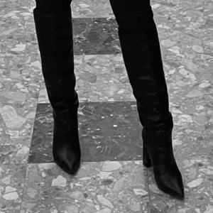 Svarta höga stövlar  - Väldigt bra skick. Klackhöjd 10. Bekväma att gå i och fodrade på insidan.