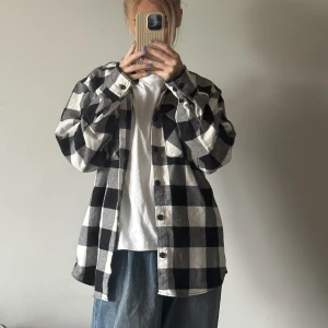 Skjorta - Skjorta (hårdare material) från jack&jones, storlek M. Bra skick!! 