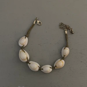 Armband - Armband med snäckor, passar lika bra som fotlänk. 