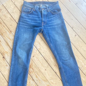 Nudie jeans - Säljer dessa fina nudie byxor då dem är för stora. Är i bra skick då jag använt dem mins 1 gång. Skriv om du är intresserad!💓 Storlek 27/30 
