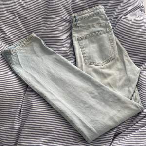 Högmidjade jeans från weekday💓 så snygga! Kommer ej till användning då jag föredrar lågmidjat! Nypris: 590kr 💓 Defekter: lappen på baksidan som är fastsydd har tappat sin vita färg och ser lite ”smutsig” ut. 