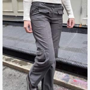 Kim cargo pants i beige-brun färg💗Bra skick och som nya. Säljer pga att jag inte använder de😊