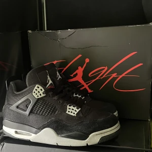 Jordan 4 black canvas - ✔️Jordan 4 black canvas ✔️⚡️Bra skick ⚡️🔥Storlek 40🔥💯Box och kvitto tillkommer 💯📦Kan fraktas eller mötas upp i Stockholm 📦🦋Skickar gärna fler bilder eller svarar på frågor 🦋🌸Pris kan diskuteras 🌸