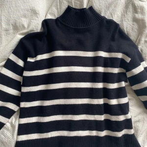 Stickad tröja  - Jättefin randig stickad tröja från Zara med hög krage och lång ärm. Kommer inte till användning längre! Köpt för 450kr. 