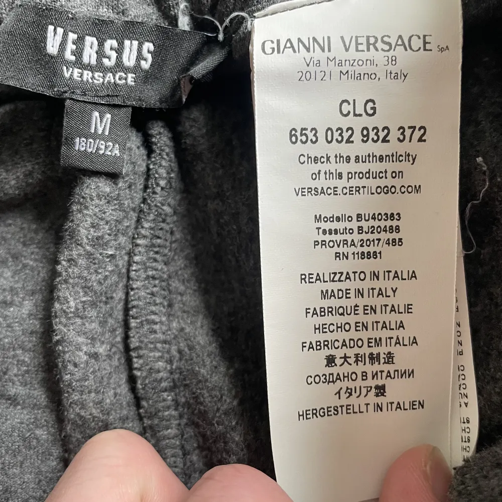 Äkta Versus Versace Sweatpants/Mjukbyxor. Sparsamt använda i Bra skick.. Jeans & Byxor.