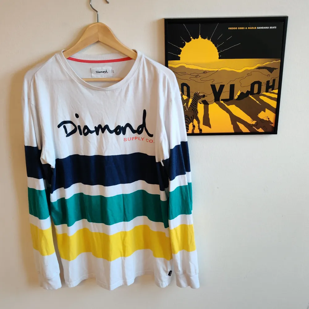 Fin använd tröja från Diamond supply! Det har svettats i den några tillfällen så det har gulnat lite under armarna, annars i fint skick! Billig!. T-shirts.