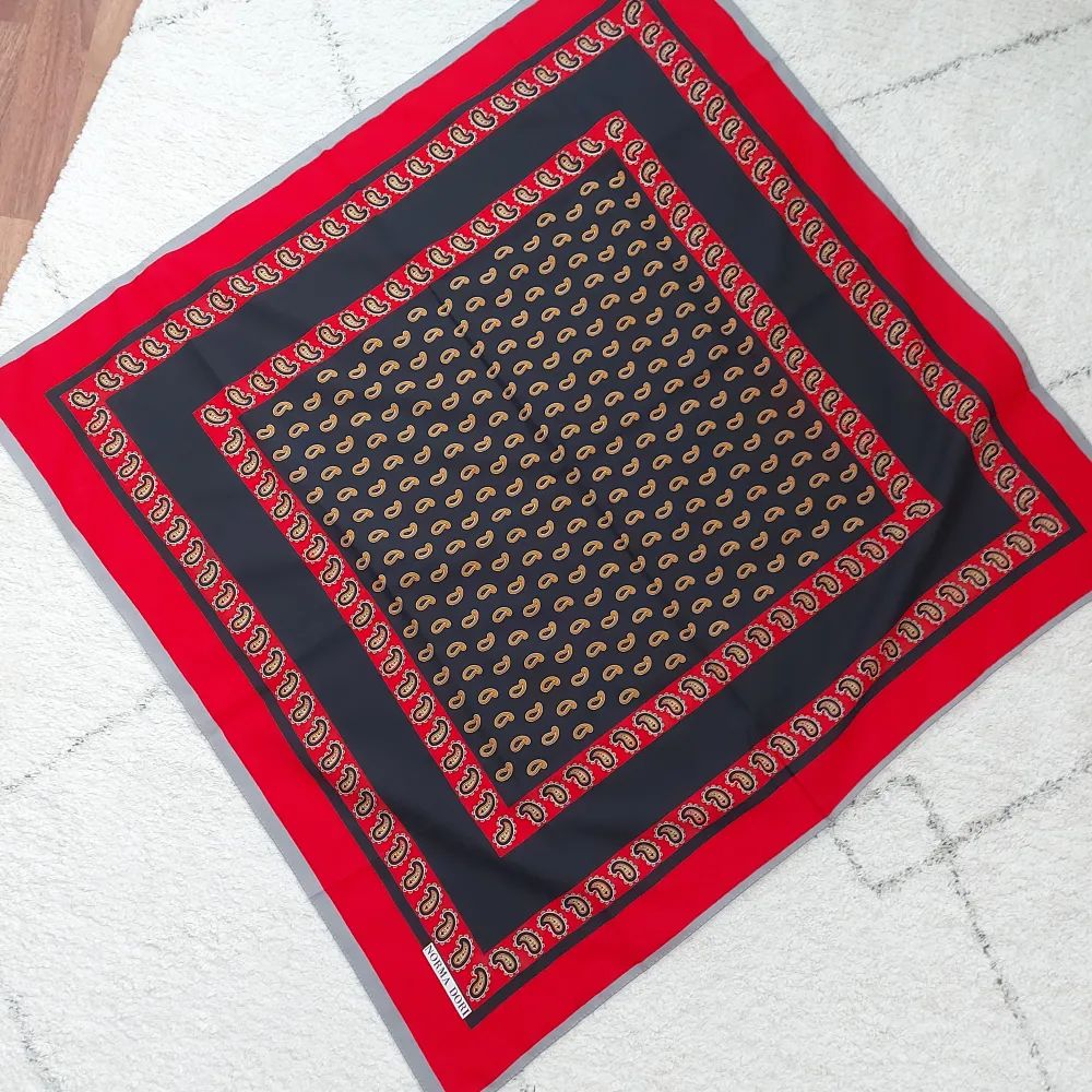 Fin scarf med mönster som kan knytas på olika sätt till en topp om man skulle vilja det! 78×76 cm ungefär😊 Toppskick!. Övrigt.
