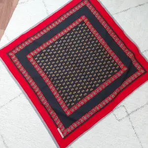 Fin scarf med mönster som kan knytas på olika sätt till en topp om man skulle vilja det! 78×76 cm ungefär😊 Toppskick!
