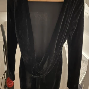 Festklänning med öppen rygg - Festklänning öppen rygg storlek S superfint skick använd endast en gång 