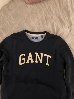 Gant sweatshirt  - En marinblå gant sweatshirt i storlek xs. I nytt skick.