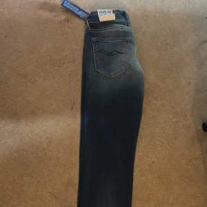 Helt nya replay jeans som jag köpte idag för 1799 men passade inte. Alla prislappar är kvar. Inte använda alls. 450-500