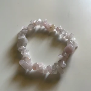 rosenkvarts armband - äkta rosenkvarts köpt på en jätte populär marknad i london! köpt för kring 120 svenska koronor.