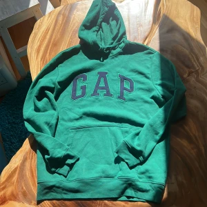 Gap hoodie  - En riktigt fin gap hoodie den är storlek M men kan nog passa S. Väldigt fin grön färg nice att ha till vintern. Det är inga fel med den den är i riktigt bra skick. 😁