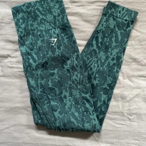 Gymshark adapt butterfly thights  - Passa på o köp fri frakt!! Jätte fina leggings med detalj på rumpan som framhäver den jätte fint. Jätte fint skick! Nypris 600kr. Hämtas i Timrå eller skickas, köparen betalar för frakten.