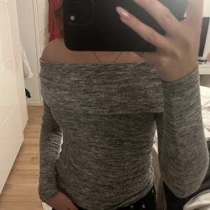 Super fin off shoulder tröja från guess, helt ny använd någon enstaka gång bara så inga defekter! 