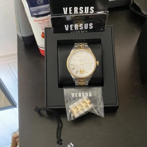 Versace klocka  - Använd kanske 1-2 gånger och efter det har den bara legat på en byrå i en låda. Nypris 2 265kr. Skriv gärna om du har frågor.