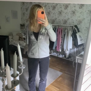 Grå kofta  - En grå kofta från denim day i storlek S 