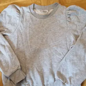 Grey sweater with puffy sleeves, good fit, slightly oversized, pristine condition 