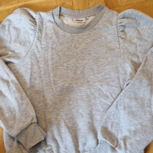 Grey sweater with puffsleeves  - Grey sweater with puffy sleeves, good fit, slightly oversized, pristine condition 